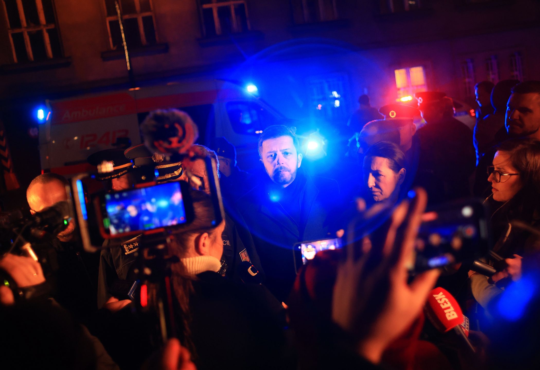 Several dead and dozens injured in central Prague University shooting
epa11040059 Interior Minister Vit Rakusan(C) speaks to the press near the scene of a shooting at Charles University in central Prague, 21 December 2023. According to the Police President, Martin Vondrasek, there are more than 15 people dead and 24 injured, but that these may not be final numbers. According to Czech police the perpetrator of  was a 24 year-old Charles University student.  EPA/MARTIN DIVISEK  EPA-EFE/MARTIN DIVISEK 
Dostawca: PAP/EPA.
MARTIN DIVISEK