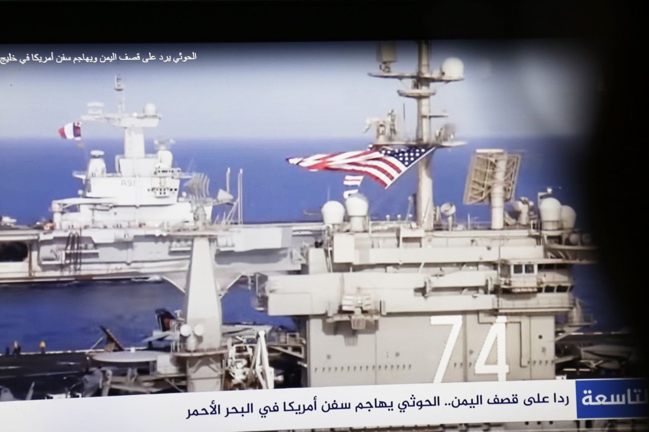 US and UK warships showed news in Yemen.