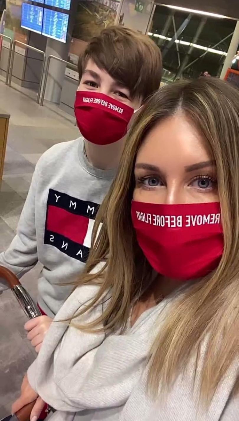 Małgorzata Rozenek i Radosław Majdan pozdrawiają z lotniska przed rodzinną wycieczką