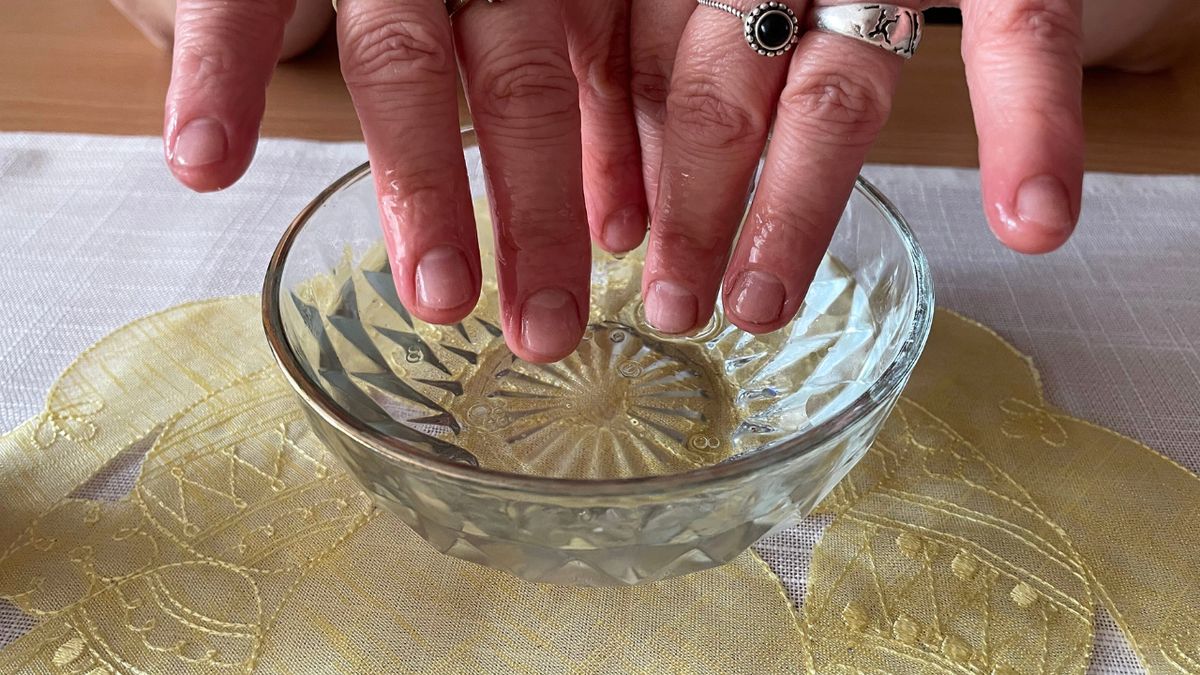 Miseczka z energetyzującą kąpielą dla paznokci