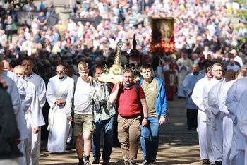 Pielgrzymka mężczyzn. Biskup mówił, na kogo powinien głosować katolik