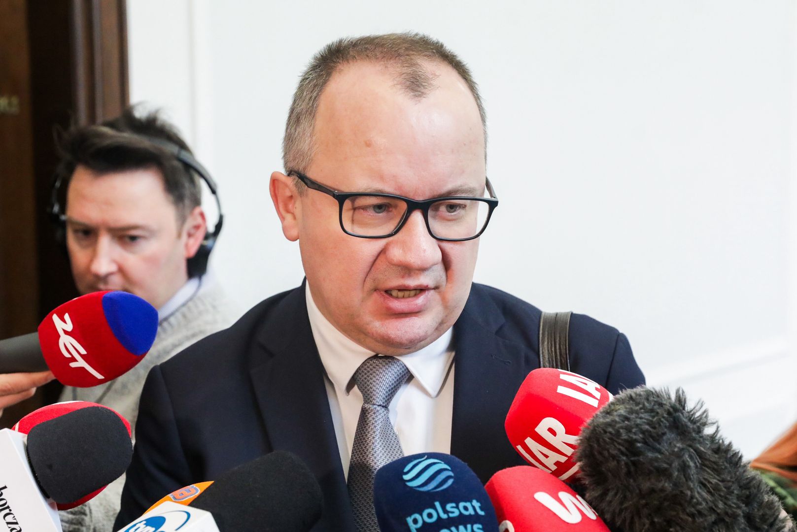 Warszawa, 08.01.2024. Minister sprawiedliwości, prokurator generalny Adam Bodnar po spotkaniu z marszałkiem Sejmu Szymonem Hołownią, 8 bm. w Sejmie w Warszawie. Tematem rozmów polityków były kwestie, związane z wygaszeniem mandatów posłów M. Kamińskiego i M. Wąsika. Były szef CBA i były minister spraw wewnętrznych Mariusz Kamiński oraz jego były zastępca Maciej Wąsik zostali skazani 20 grudnia 2023r. prawomocnym wyrokiem na dwa lata więzienia w związku z tzw. aferą gruntową. Marszałek Sejmu Szymon Hołownia wydał postanowienia w sprawie stwierdzenia wygaśnięcia mandatów poselskich obu parlamentarzystów. (sko) PAP/Tomasz Gzell