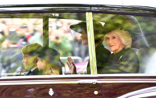 Camilla i Kate przyjechały na pogrzeb z dwójką dzieci Williama