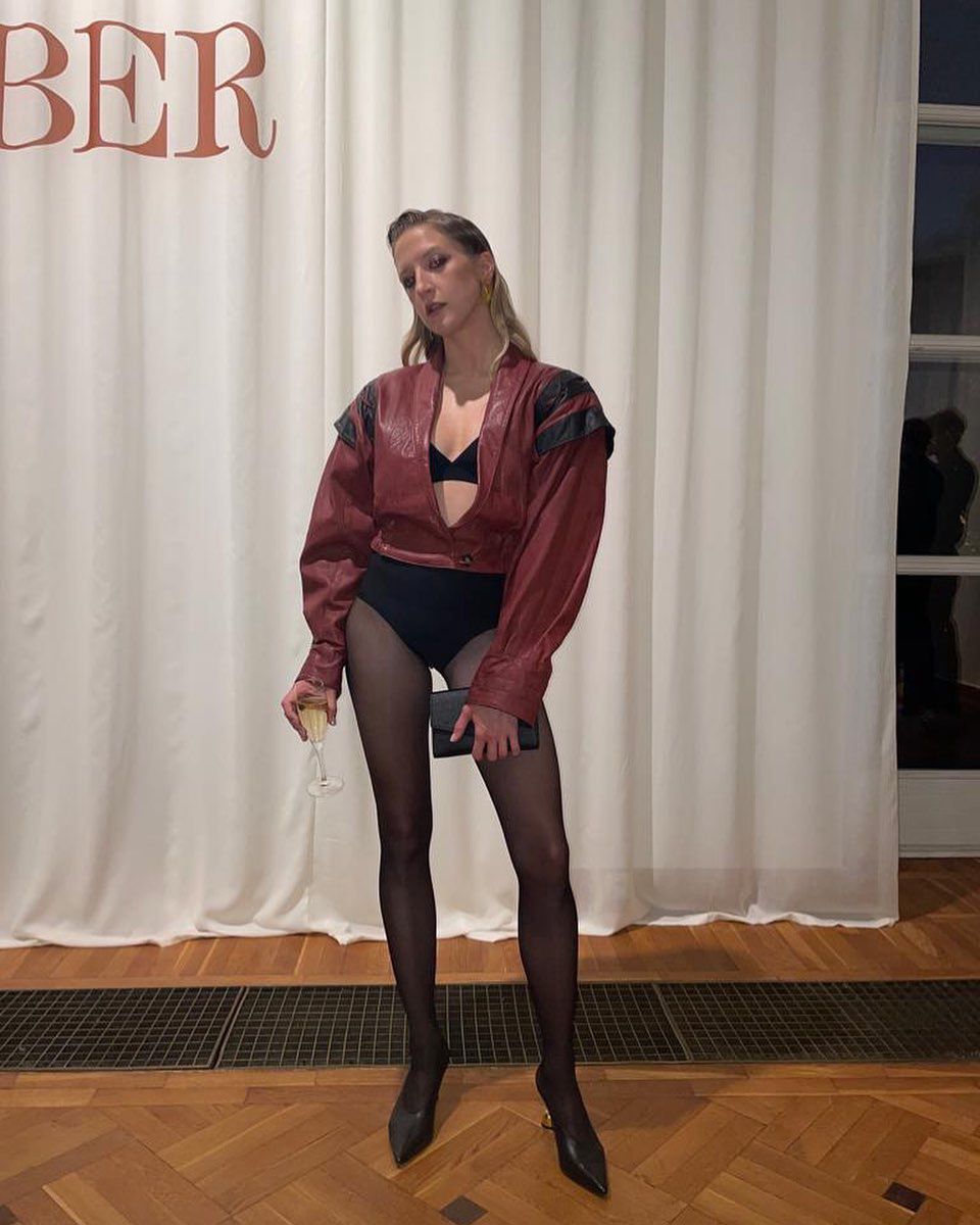Lara Gessler triumfowała na evencie Vogue w stylizacji "pantless"