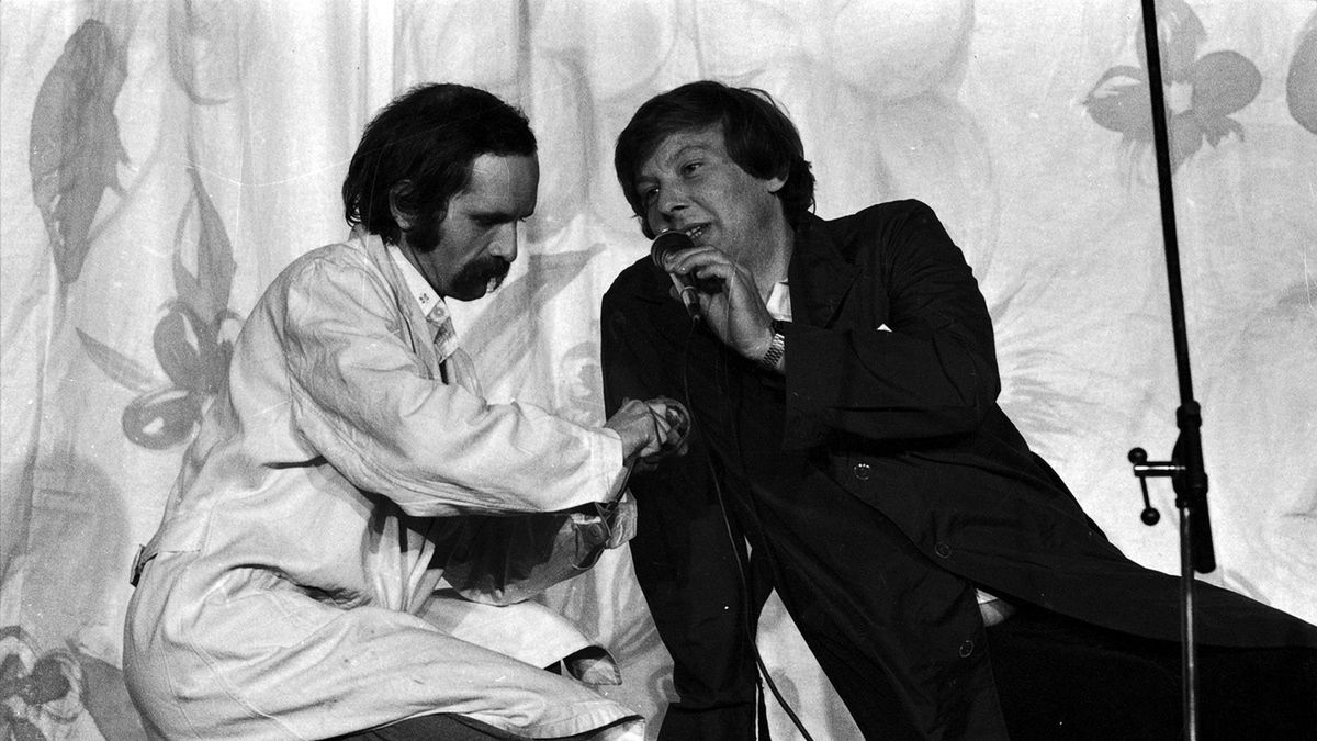 Jego cięty humor i kąśliwe komentarze do siermiężnej komunistycznej codzienności sprawiały, że na występy kabaretu Tey przychodziły prawdziwe tłumy