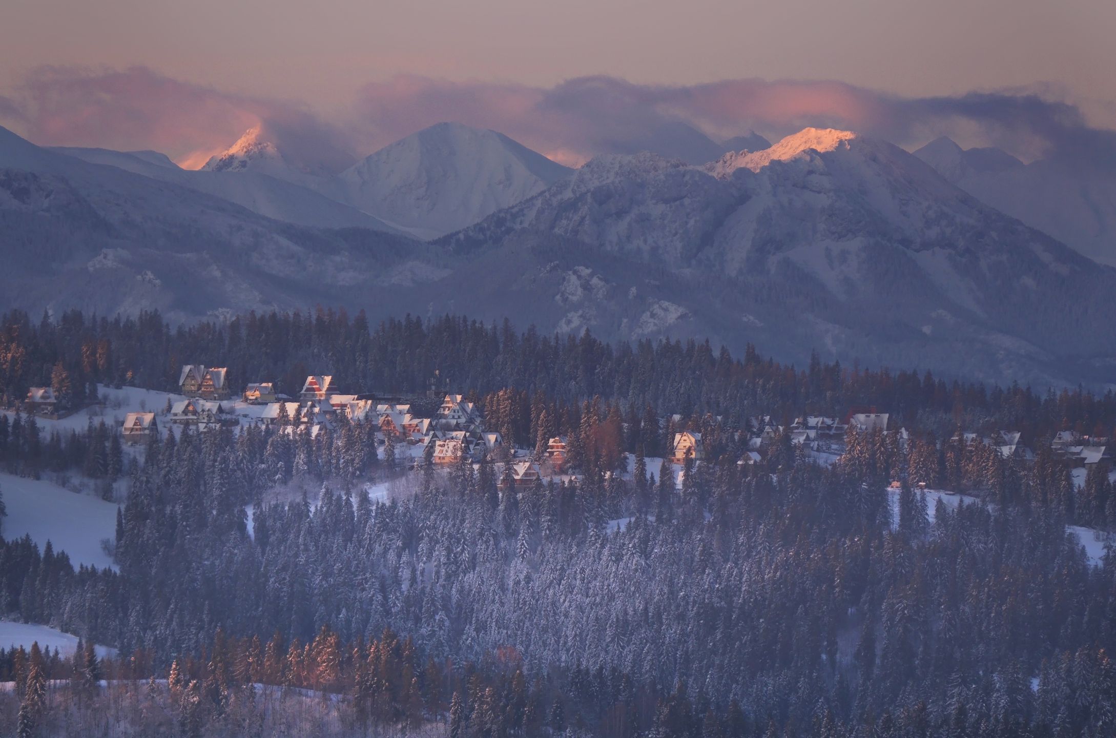 Zimowe Murzasichle, w tle Tatry Zachodnie