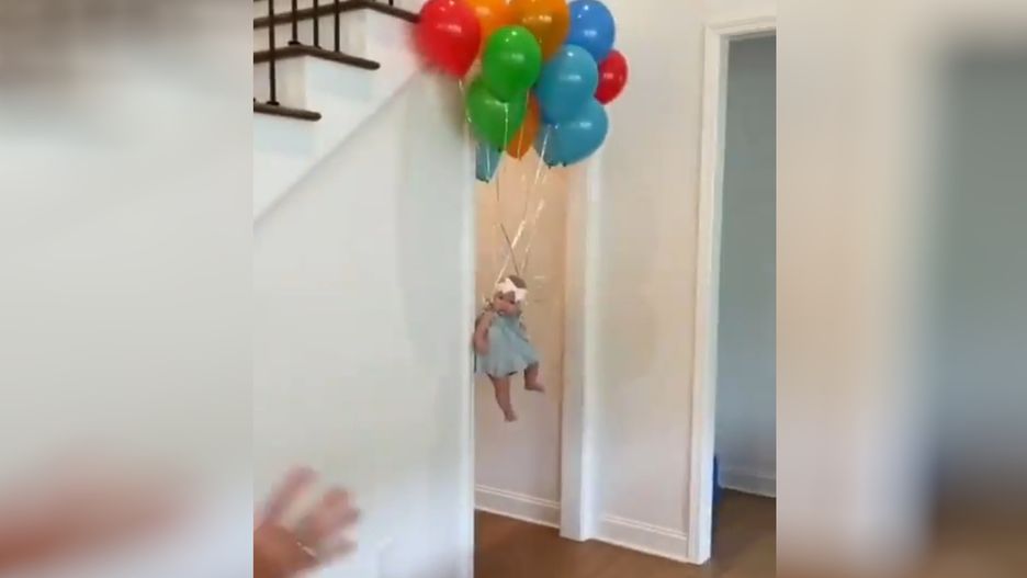 Kobieta myślała, że dziecko jest unoszone na balonach. Filmik robi furorę w sieci