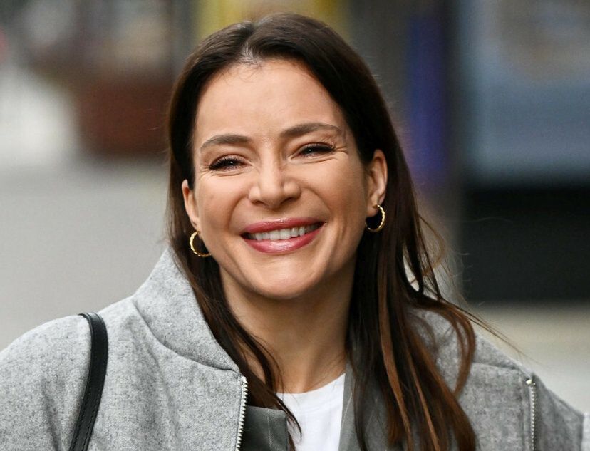 Anna Dereszowska przed budynkiem "Dzień Dobry TVN"