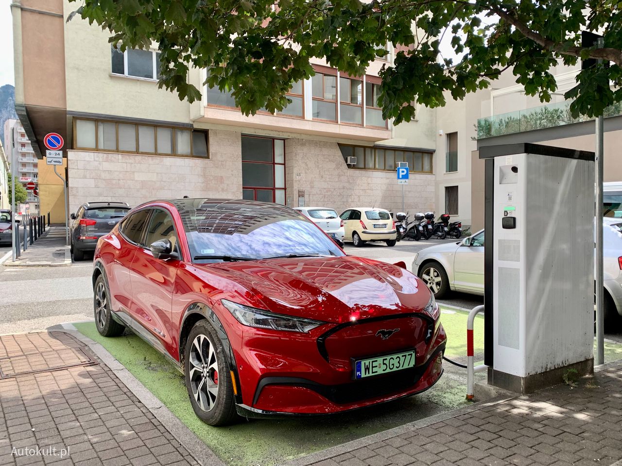 Mustang podpięty pod ładowarkę o mocy 50 kW w miesjcowości Lekko. Godzina wystarczyła – i żeby zwiedzić miasteczko, i żeby doładować auto do prawie 80 proc.