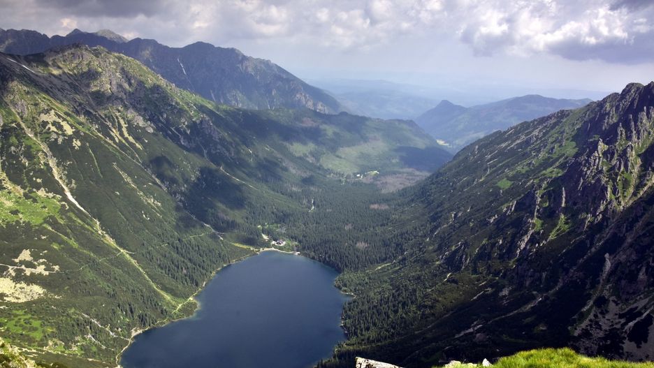 Morskie Oko ma powierzchnię około 35 ha, co sprawia, że jest największym tatrzańskim jeziorem