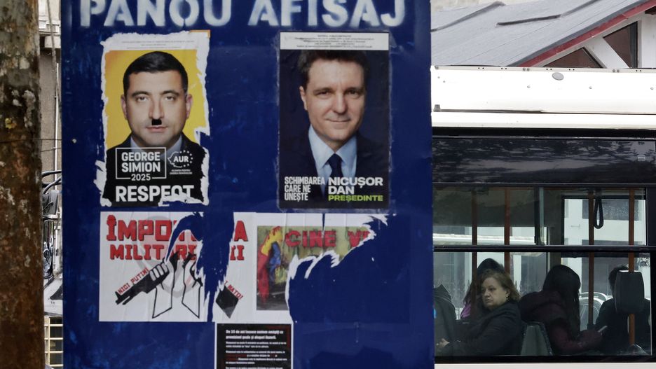 A woman looks out from a bus as it passes a billboard displaying electoral posters of the candidates for the runoff of the 2025 presidential election, in Bucharest, Romania, 16 May 2025. The runoff for the 2025 Romanian presidential election will be held on 18 May between AUR party leader George Simion, who won the first round of the Romanian election rerun with 40.96 percent of the vote, and mayor of Bucharest Nicusor Dan. EPA/ROBERT GHEMENT Dostawca: PAP/EPA.