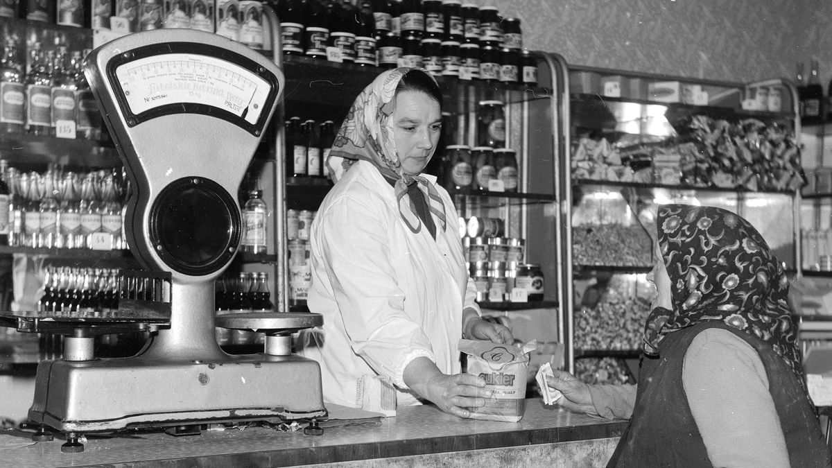 Ekspedientka Paulina Łysakowska sprzedaje klientce cukier