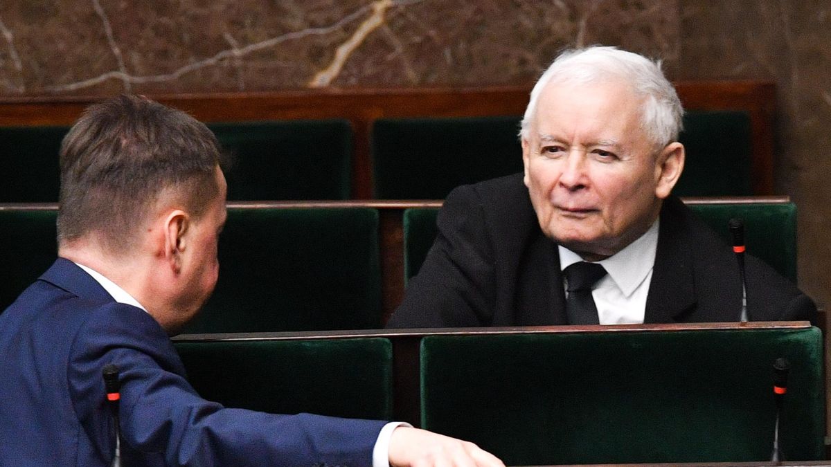 Jaros�aw Kaczy�ski, Mariusz B�aszczakWarszawa, 25.01.2023. Wicepremier, minister obrony narodowej Mariusz B�aszczak (L) oraz prezes PiS Jaros�aw Kaczy�ski (P) na sali plenarnej Sejmu w Warszawie, 25 bm. Izba zajmie si� m.in. projektem przewiduj�cym ograniczenie do 40 proc. wzrostu cen ciep�a sieciowego. Pos�owie b�d� tak�e kontynuowa� prace nad propozycjami zmian w Kodeksie wyborczym, przedstawionymi przez rz�d i PiS, a tak�e zajm� si� projektem zmian Kodeksu Pracy. (rp/doro) PAP/Radek PietruszkaRadek Pietruszka9, 9., Dziewi�ta, IX kadencja, kadencji, Obrady, polityk, polityka, posiedzenie, Posiedzenie Sejmu, sala obrad, Sala plenarna posiedze� obrad, sejm, Sejm RP, Sejmu