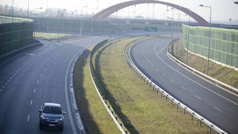 Budowa dwóch odcinków S14 została dofinansowana ze środków Unii Europejskiej w ramach Programu Operacyjnego Infrastruktura i Środowisko kwotą 903,6 mln zł