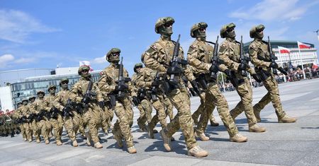 Szef MON: Polska się zbroi. Będzie więcej żołnierzy