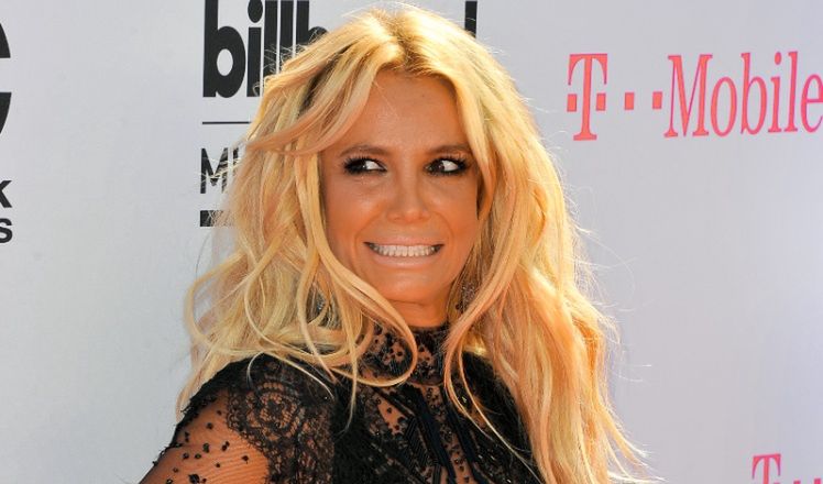 42-letnia Britney Spears pozuje topless na plaży