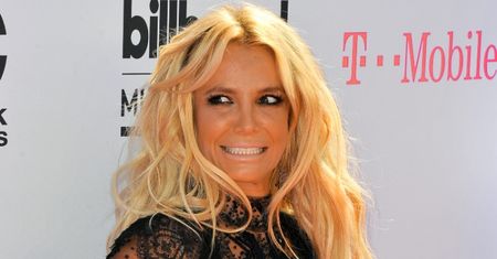42-letnia Britney Spears pozuje TOPLESS na plaży. Petarda? (FOTO)