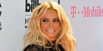 42-letnia Britney Spears pozuje TOPLESS na plaży. Petarda? (FOTO)