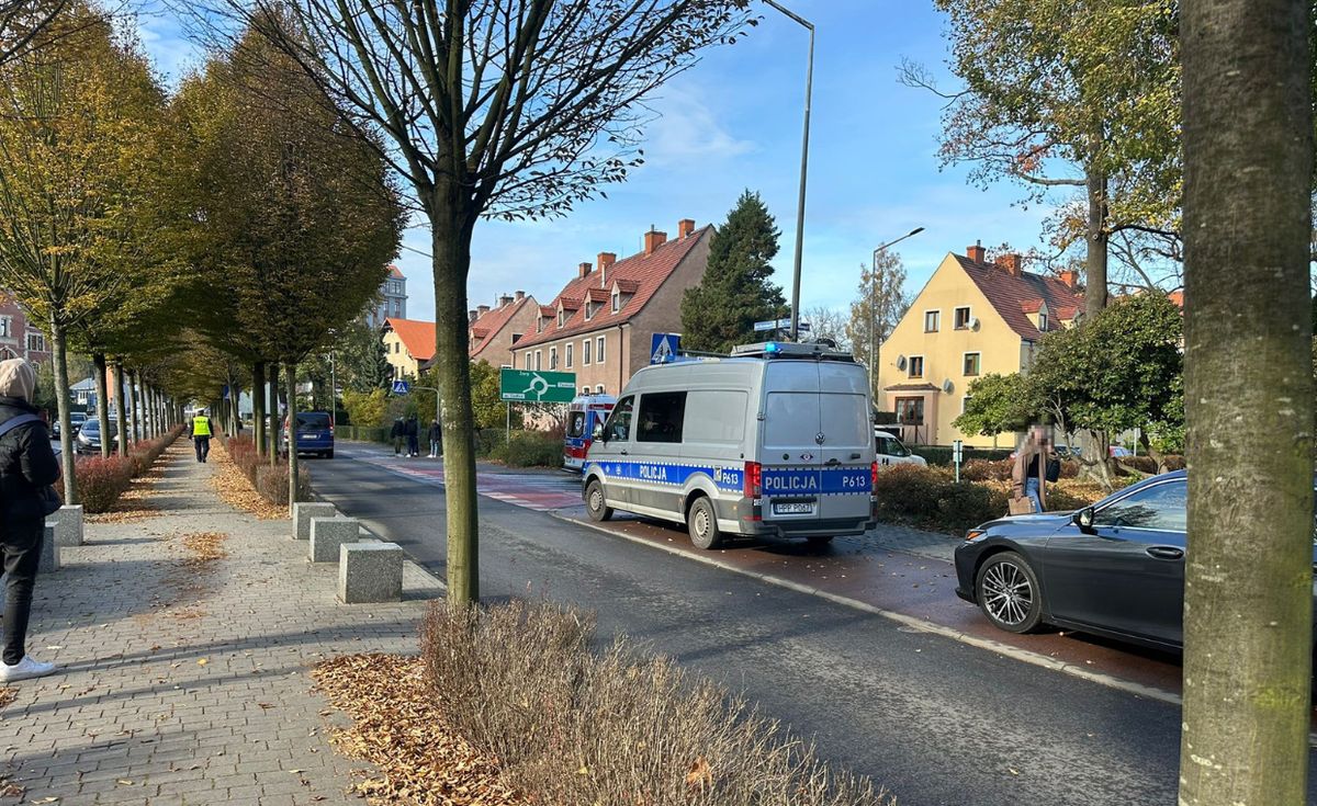 policja, wypadek, nastolatki, hulajnoga Uderzył w nastolatki na hulajnodze. 17-latka ukarana