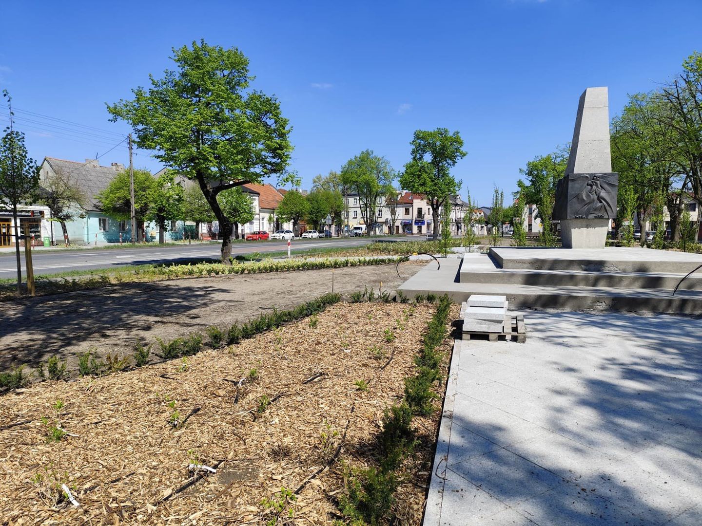 Oblicze Opatówka zmienia się. Na głównym placu miasteczka i w parku trwa rewitalizacja. Pojawiła się już nowa nawierzchnia granitowa, nowe nasadzenia, a niedługo na Placu Wolności ma powstać przestrzeń fontannowa.