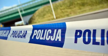 Rowerzysta wjechał prosto pod ciężarówkę. Jego stan jest ciężki