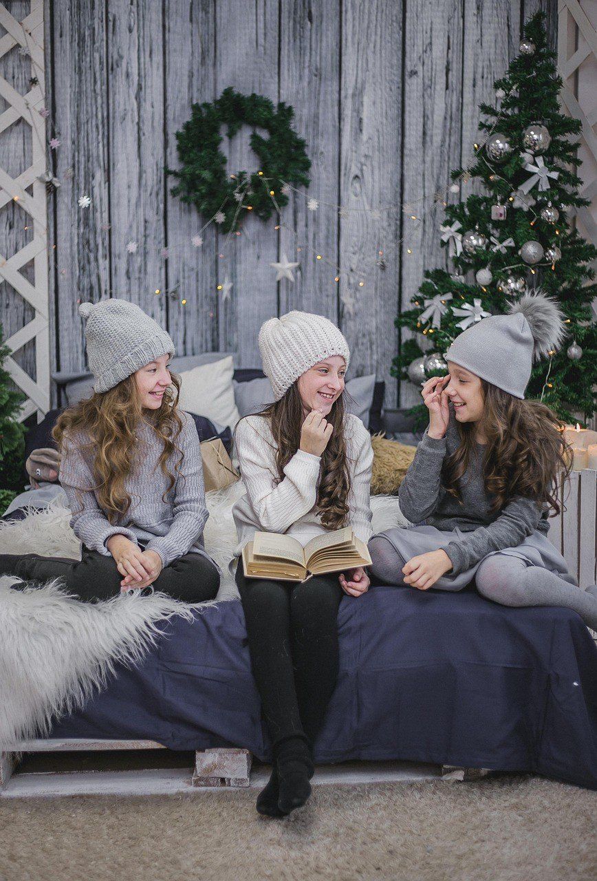 Choinka z ozdobami w kolorze srebrnym