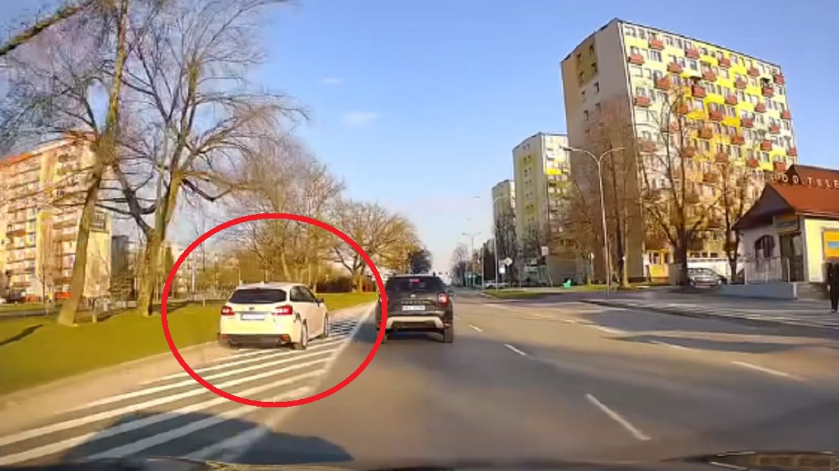 Wyprzedzanie przez pas wyłączony z ruchu.