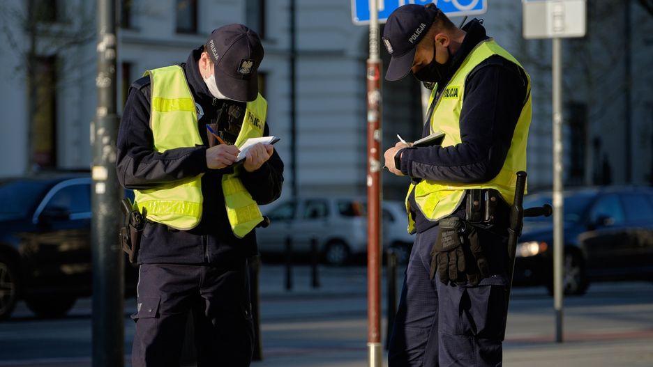 Według KSP, policjanci mogli dostarczać mandaty z Sandepidu
