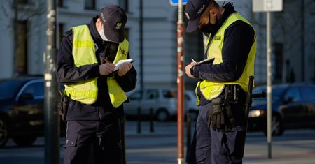 Policjanci doręczali "mandaty" z Sanepidu. Polityk opozycji poprosił o wyjaśnienia