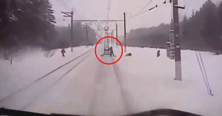 Robotnicy na torach przed rozpędzonym pociągiem. Nagranie maszynisty z Rosji