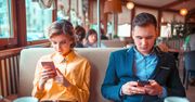 Robisz tak, gdy trzymasz telefon? Możesz mieć poważny problem