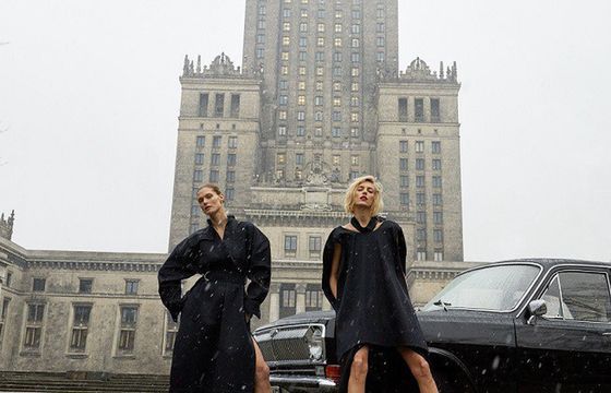 Memogenna okładka „Vogue Polska”, czyli ironia jako narzędzie marketingowe