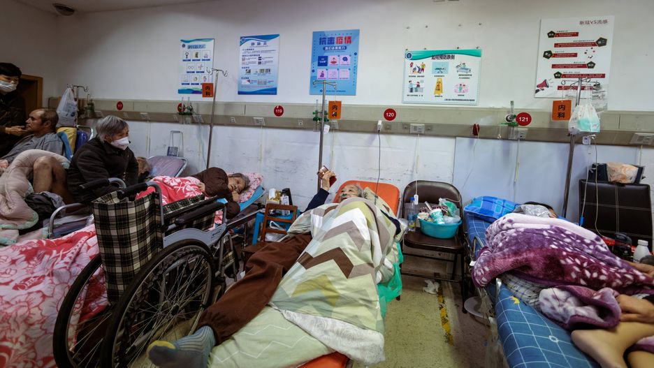 China reported nearly 60,000 COVID-related deaths in just over a month
epa10407396 People receive intravenous and oxygen therapy in an emergency room of a hospital in Shanghai, China, 15 January 2023. Jiao Yahui, Head of the Bureau of Medical Administration under the National Health Commission (NHC), confirmed on 14 January that China recorded 59,938 COVID-related deaths between 08 December 2022 and 12 January 2023.  EPA/ALEX PLAVEVSKI CHINA OUT 
Dostawca: PAP/EPA.
ALEX PLAVEVSKI