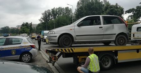 Wrocław. Straż Miejska usuwa wraki z ulic i podwórek. Przybywa porzuconych pojazdów
