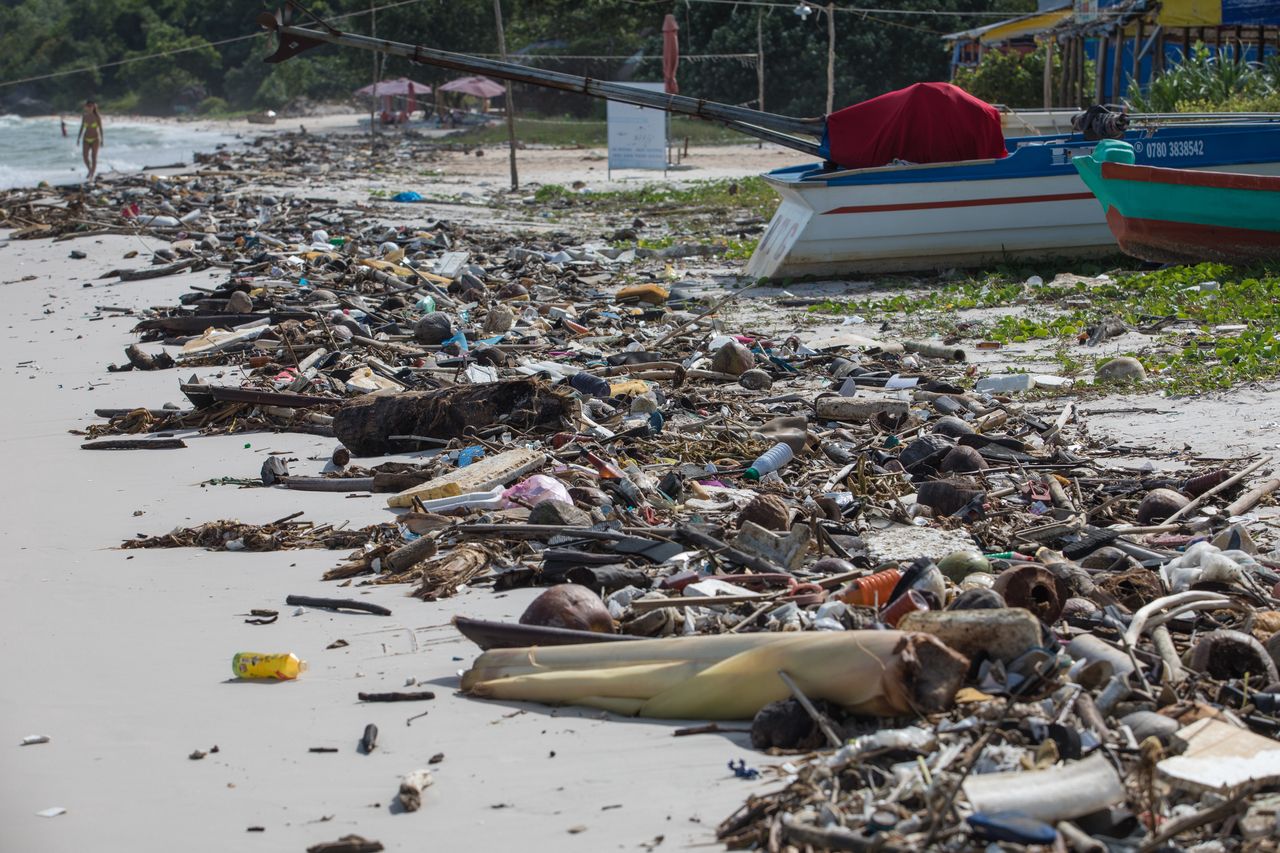 Tons of rubbish are being thrown into rivers, lakes, oceans and seas