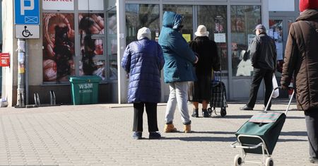 Godziny dla seniorów obowiązują od czwartku z nowymi zasadami