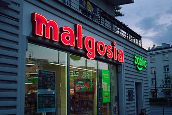Warszawa: Historyczny neon znów zdobi centralny plac Żoliborza
