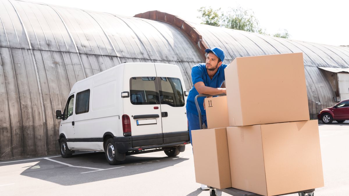 Kurier z dostawą z depositphotos
