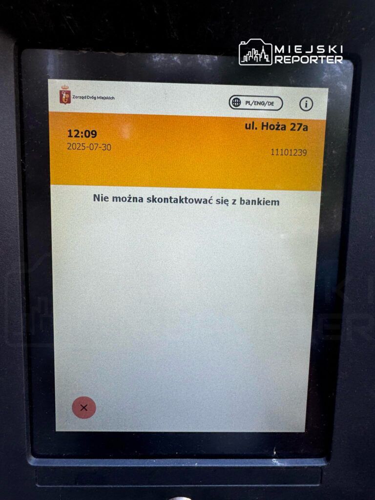 Ekran urządzenia z komunikatem "Nie można skontaktować się z bankiem" oraz datą i godziną.