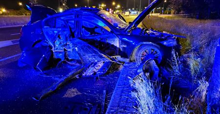 Wypadek po ulewie. BMW uderzyło w latarnię