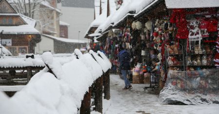 Śniegowy armagedon. Zakopane zasypane. Turystów przybywa