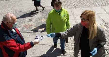 Koronawirus. Umorzono śledztwo ws. rozdawania maseczek. Nie stworzono zagrożenia epidemiologicznego
