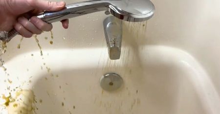 Wetknij w słuchawkę prysznicową. Cały brud wypłynie