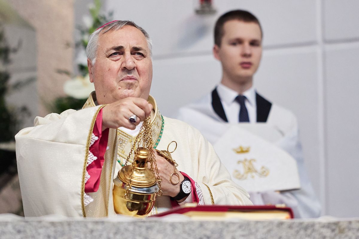 Gdynia, 12.06.2022. Nuncjusz Apostolski w Polsce abp Salvatore Pennacchio na mszy świętej w Sanktuarium Bożego Miłosierdzia w Gdyni, 12 bm. z okazji papieskiej koronacji obrazu Matki Bożej Pocieszenia z Bazyliki Morskiej w Gdyni. Korony zostały wykonane w pracowni gdańskiego artysty Mariusza Drapikowskiego i pobłogosławione przez Ojca Świętego Franciszka. To historyczne wydarzenie dla Miasta Gdyni. Jednocześnie uroczystość wpisuje się w nadchodzące 100-lecie Miasta oraz 35. rocznicę obecności św. Jana Pawła II w Gdyni. (aldg) PAP/Jan Dzban