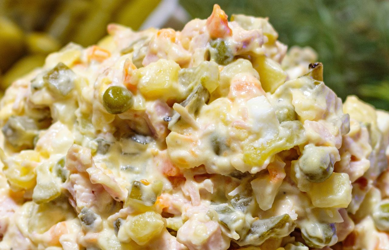 Jak długo sałatka jarzynowa może stać w lodówce? Zobacz, kiedy jej nie jeść