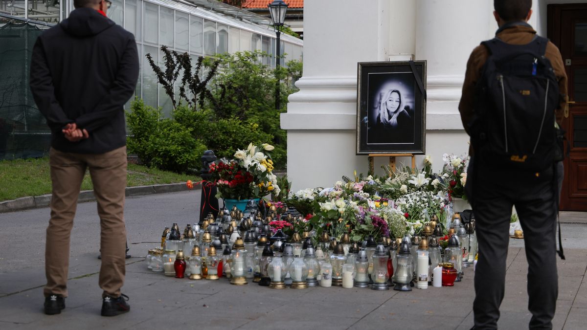 Warszawa, 12.05.2025. Znicze pod zdjęciem zabitej kobiety, przed budynkiem Auditorium Maximum Uniwersytetu Warszawskiego, 12 bm. W środę 7 bm. 22-letni student Wydziału Prawa UW zaatakował siekierą 53-letnią portierkę, która zamykała drzwi do Audytorium Maximum. Kobieta nie przeżyła ataku, zmarła na miejscu. Na pomoc ruszył jej 39-letni pracownik Straży UW, któremu napastnik również zadał dotkliwe rany. (mr) PAP/Paweł Supernak