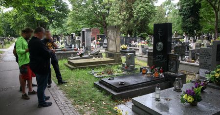 Zniszczony nagrobek ukraińskiego pisarza. Policja na Cmentarzu Rakowickim