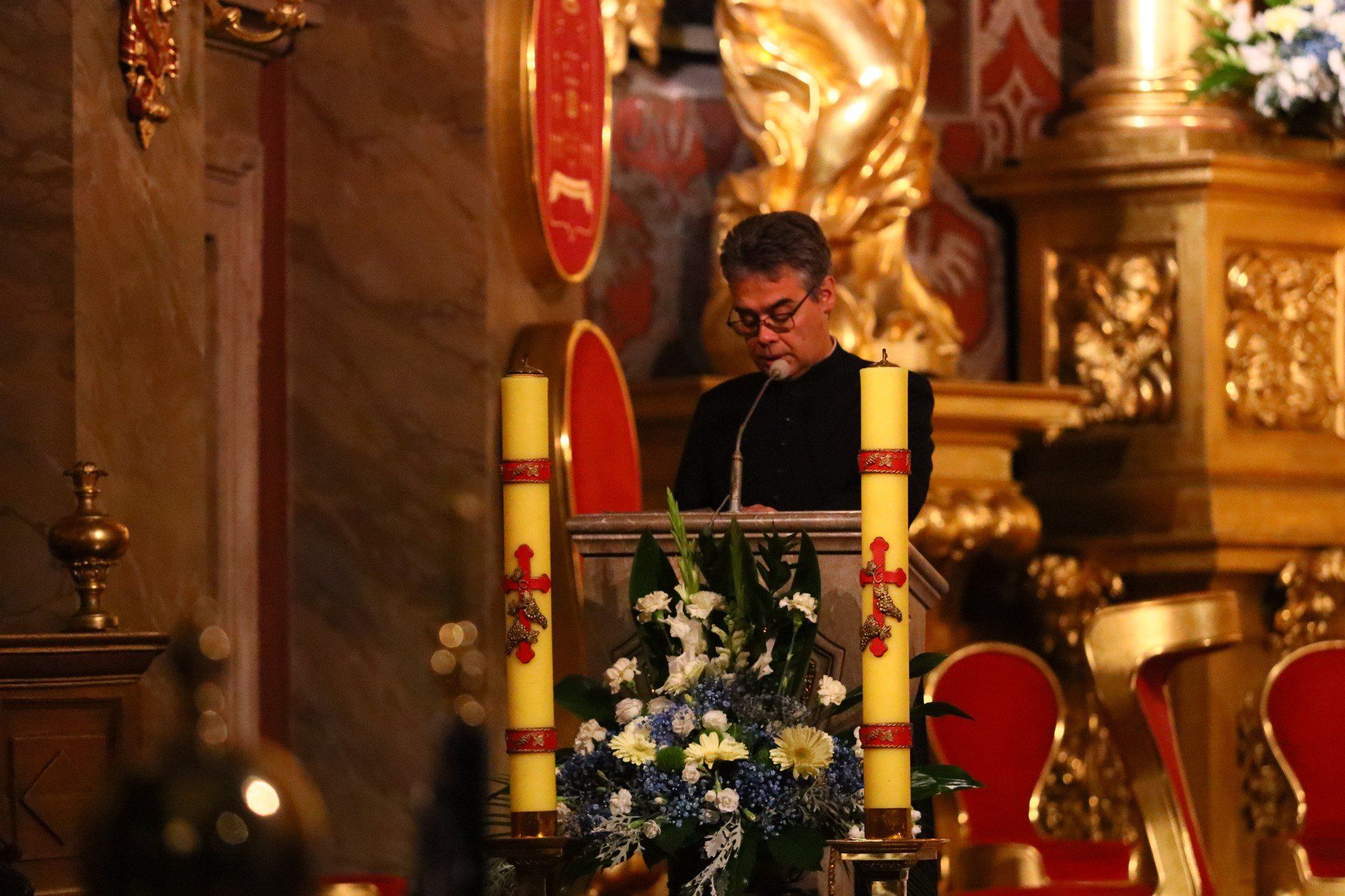 Pomiędzy utworami ksiądz opowiadał zarówno o kolejnych utworach, ich genezie, jak również o samych artystach