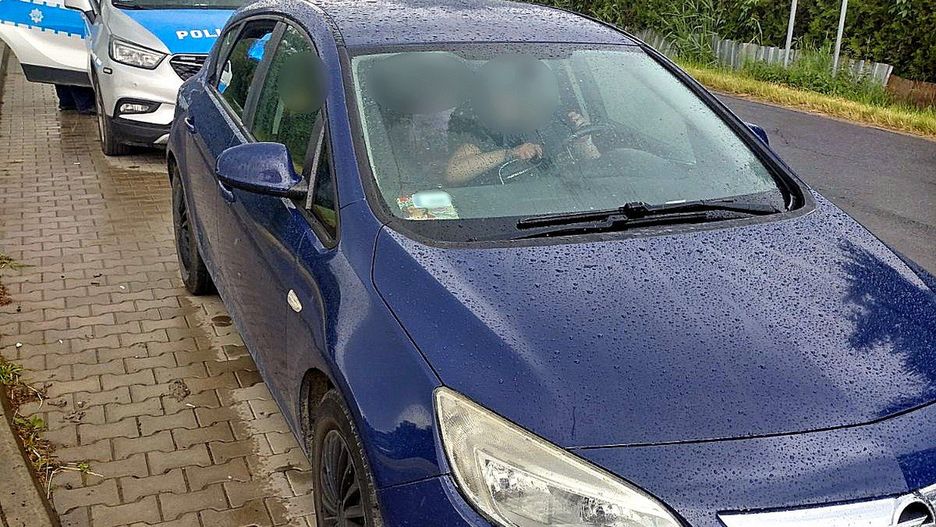 38-latek, mając trzy promile alkoholu w organizmie, wiózł autem dwoje dzieci. Stracił prawo jazdy i odpowie przed sądem