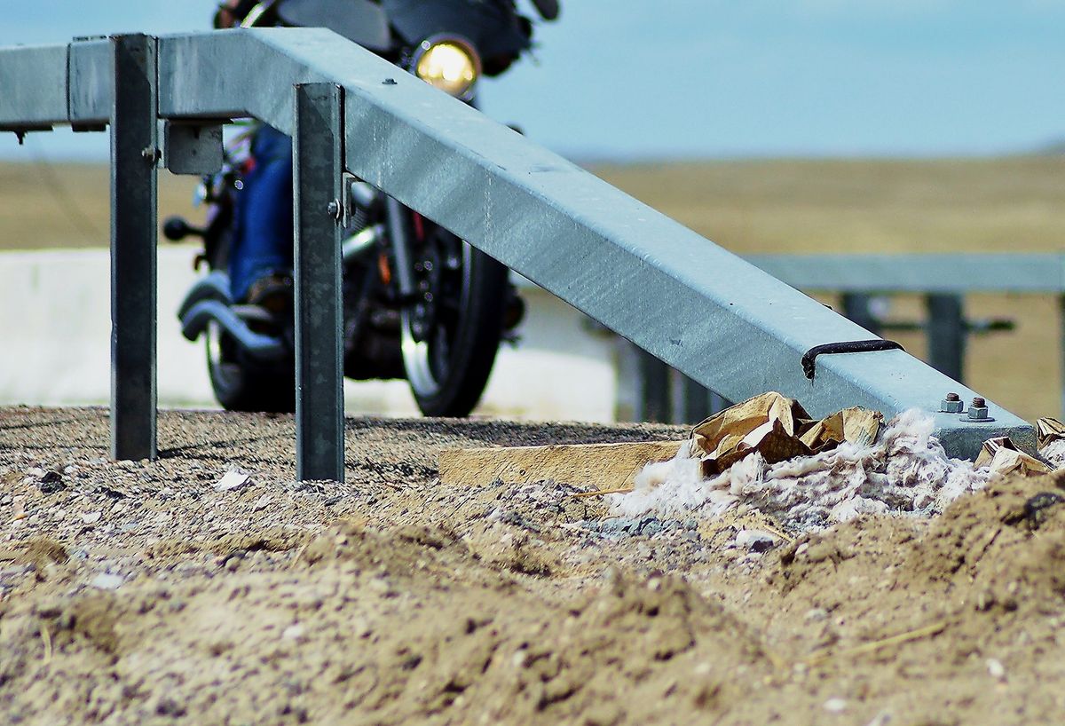 Bariery drogowe to duże zagrożenie dla motocyklistów.